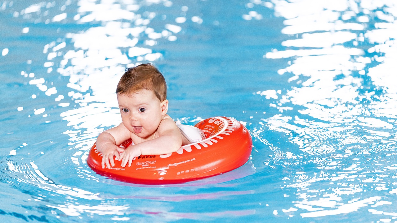 Baby im Schwimmring beim Babyschwimmkurs 