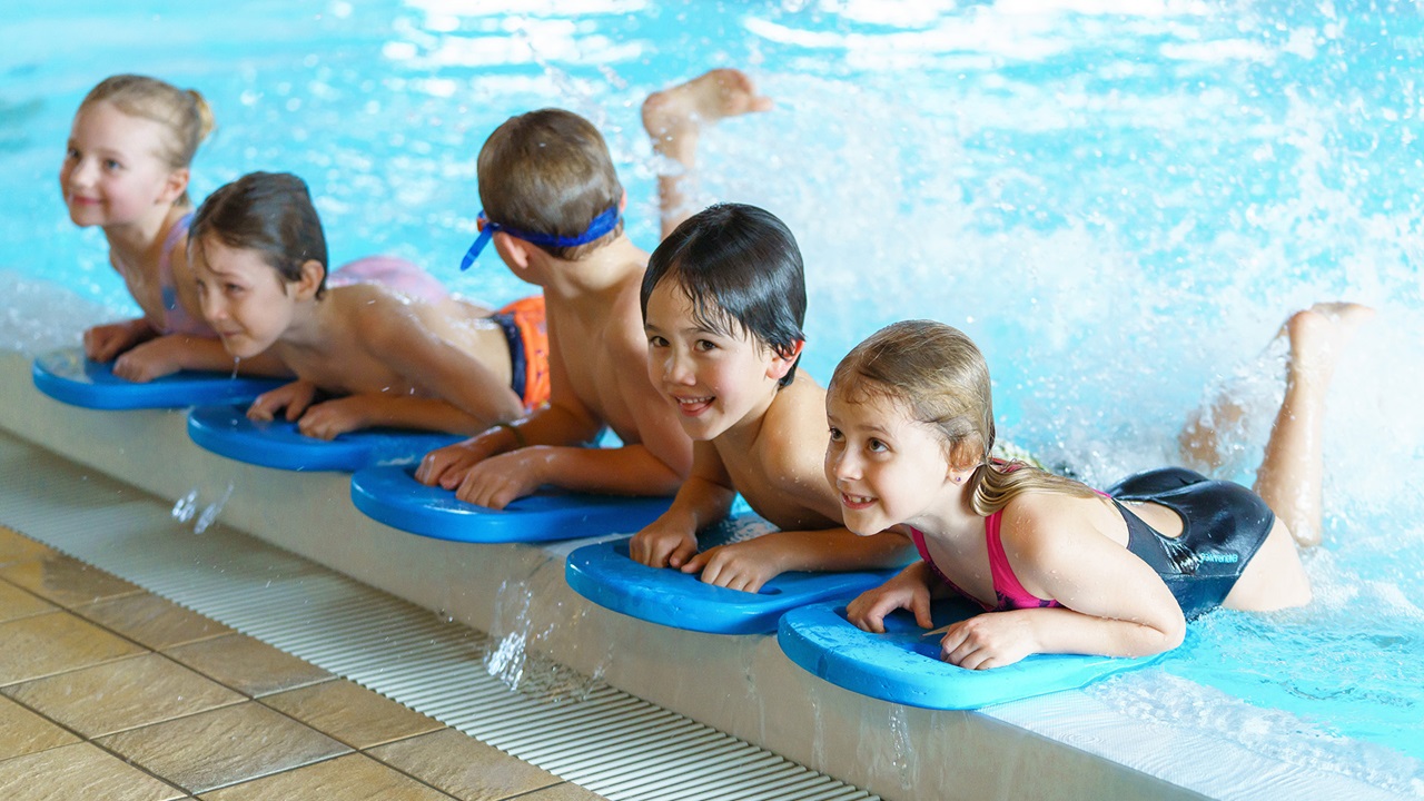 Kinder beim Kinderschwimmkurs 