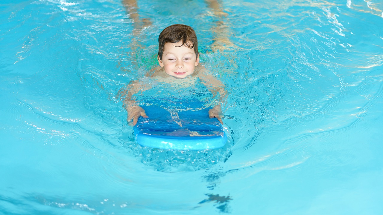 Kind beim Kinderschwimmkurs