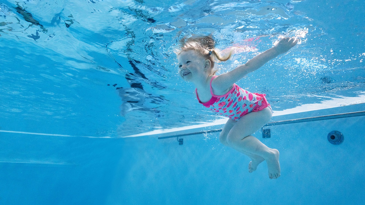 Kind tauscht ab beim Kinderschwimmkurs 