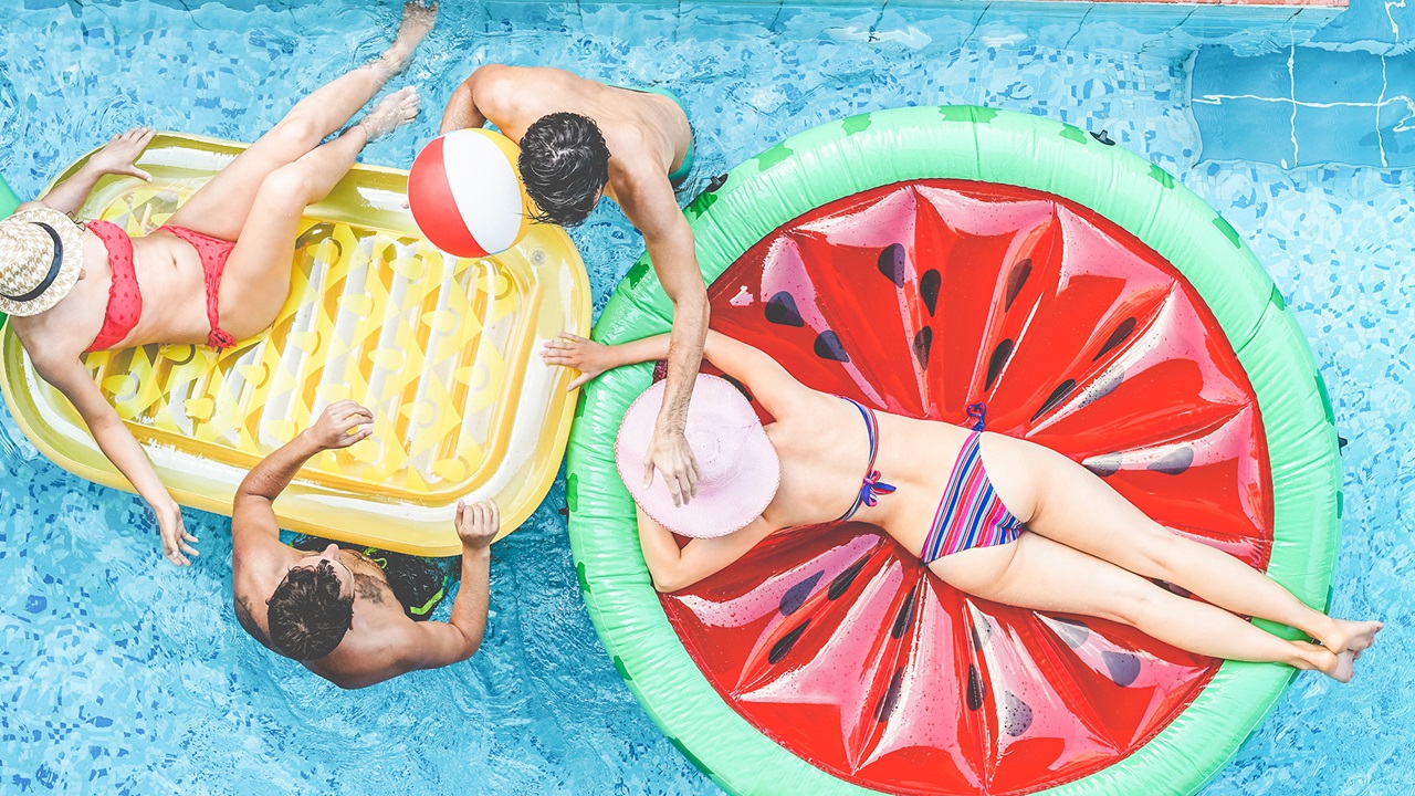 Gruppe junger Leute hat Spass bei ihrem Gruppenausflug ins Bernaqua in Bern.