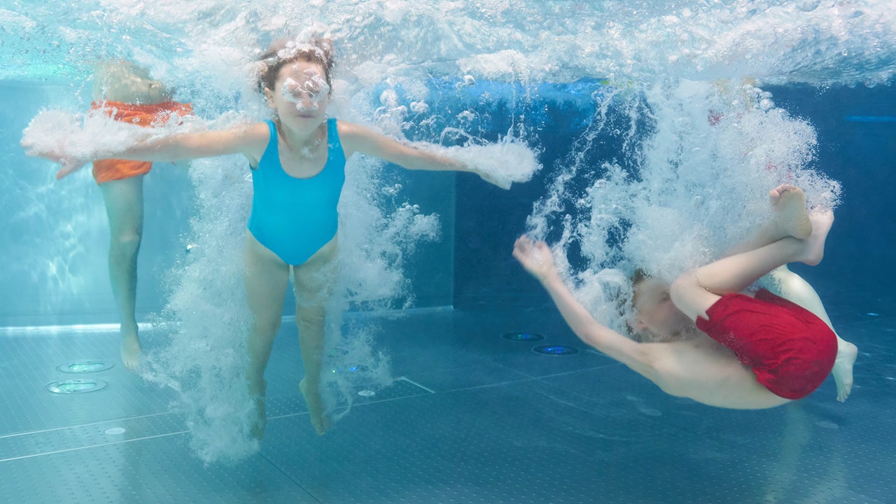 Kinder spielen unter Wasser im Bernaqua - Gruppenangebote