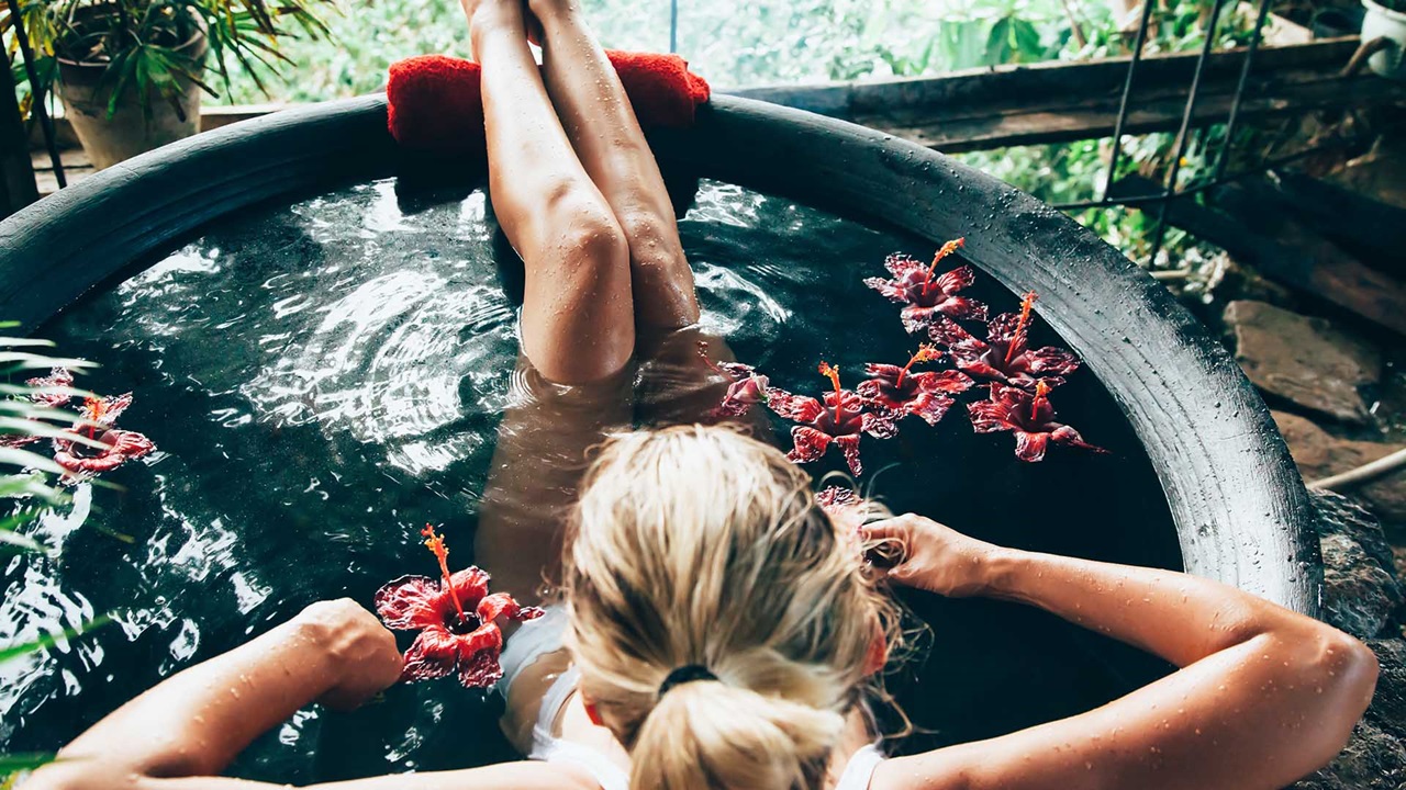 Frau in einer runden Wanne schaut in die Weite.