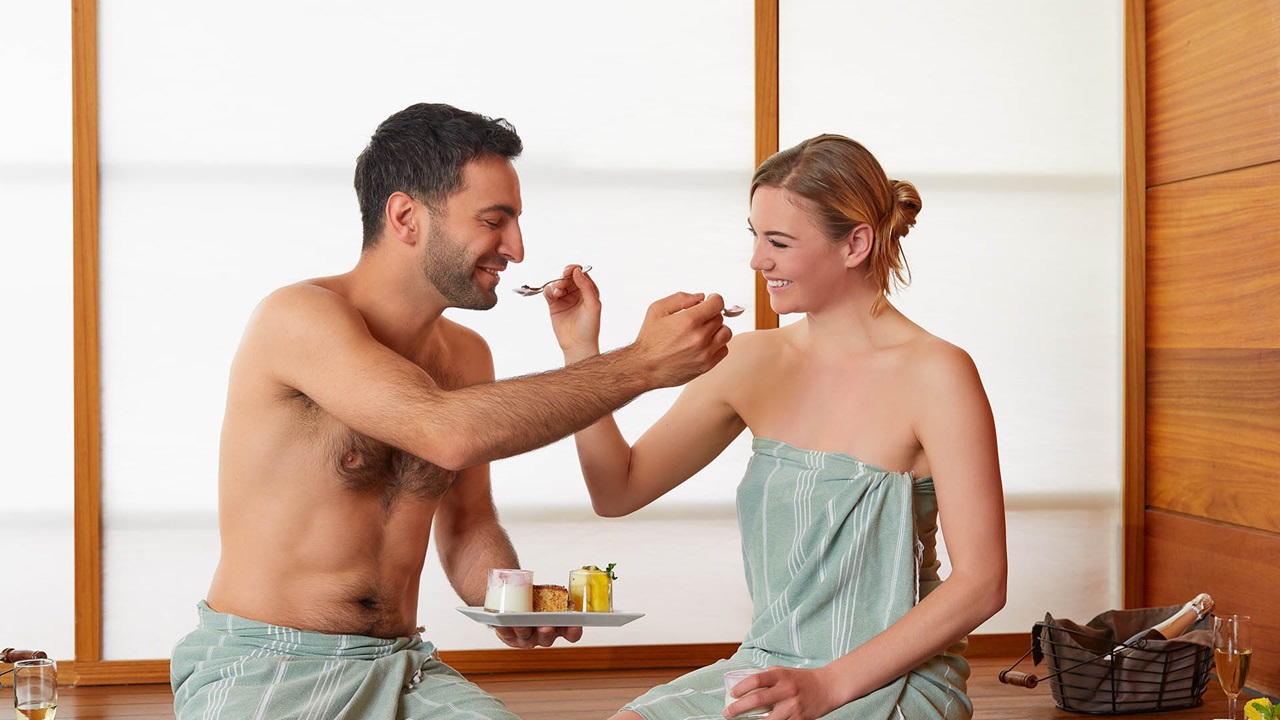 un couple appréciant son petite menue de la package toi et moi.