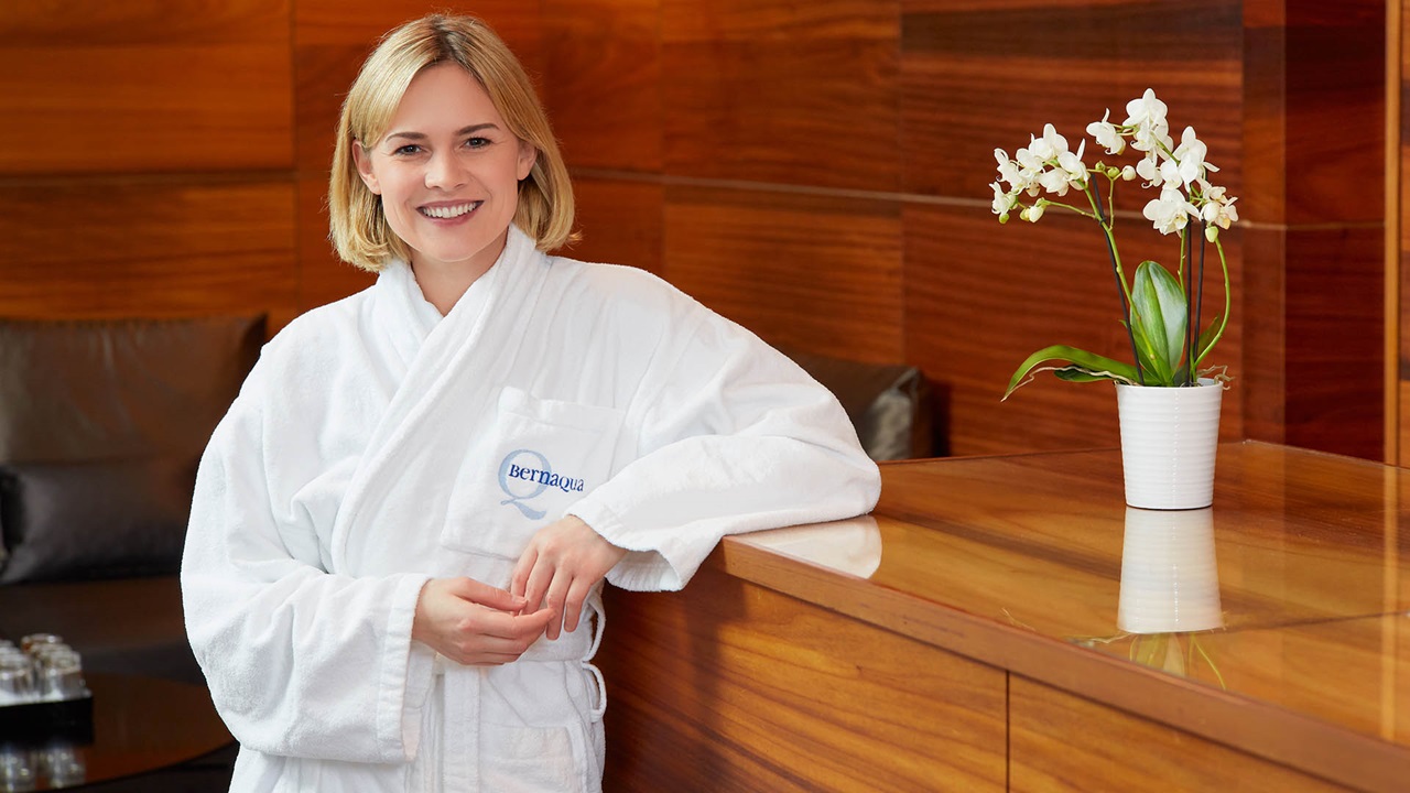 Femme vers la reception du spa attendant que son package commence.