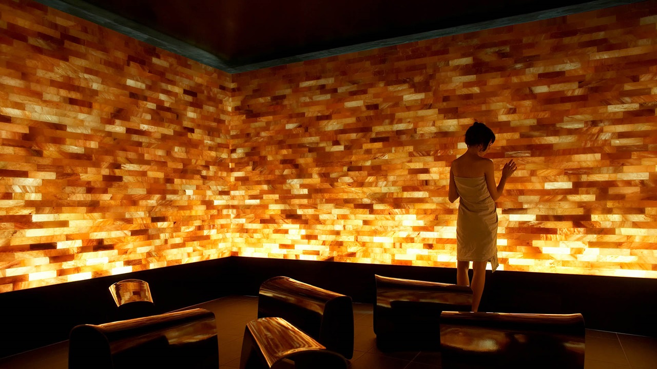 Frau in der Sauna Salz der Erde.