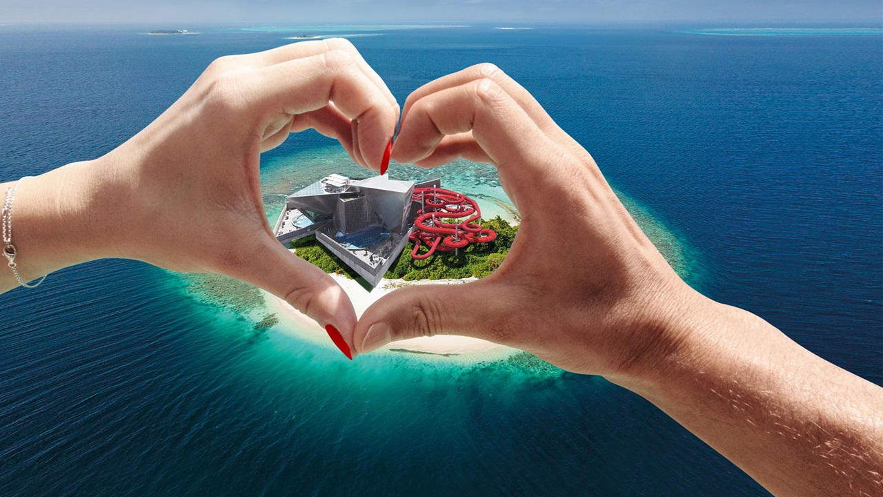 Hände formen ein Herz, darin sieht man das Bernaqua auf einer Insel im Meer.